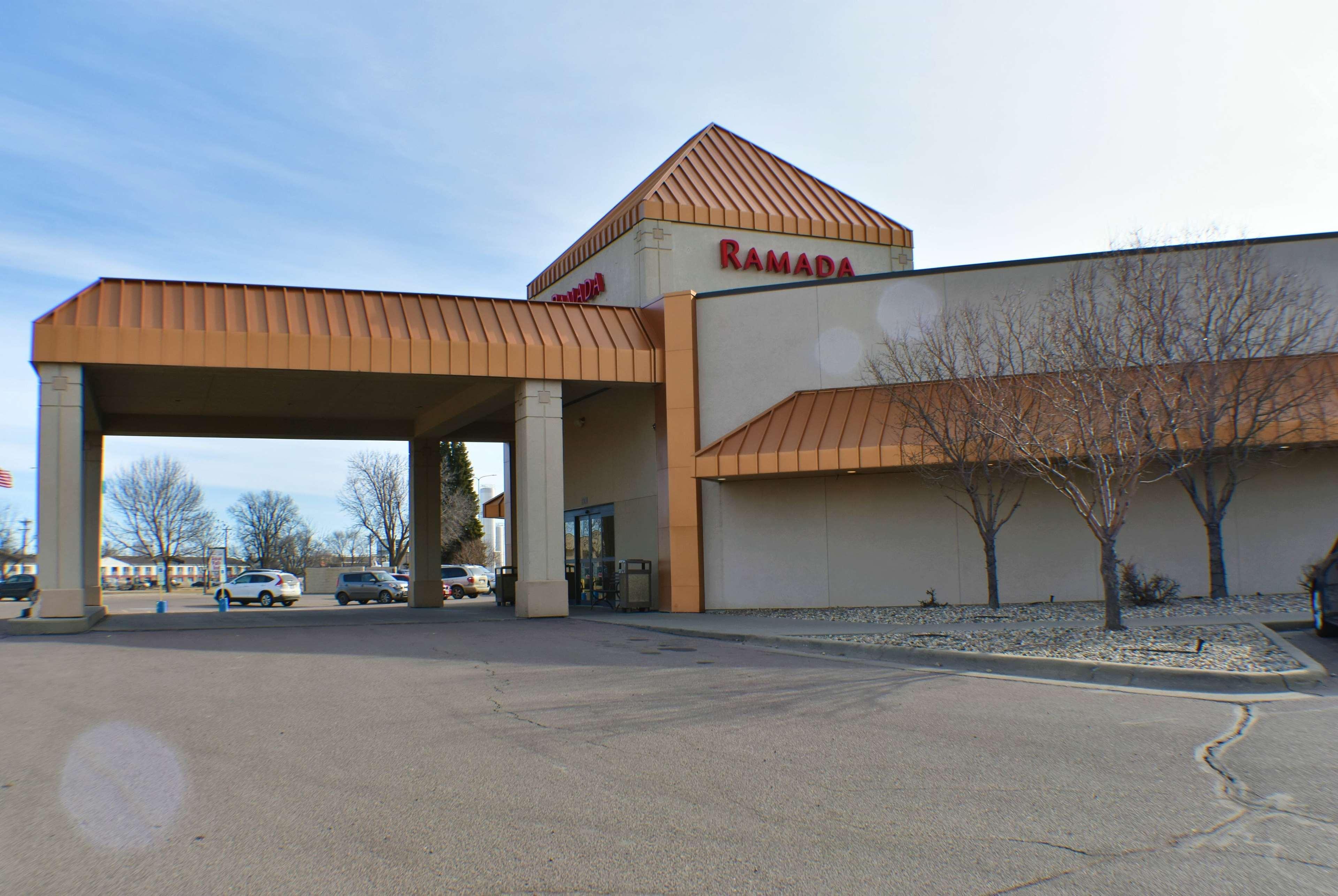Ramada By Wyndham Sioux Falls Airport - Waterpark Resort & Event Center Ngoại thất bức ảnh