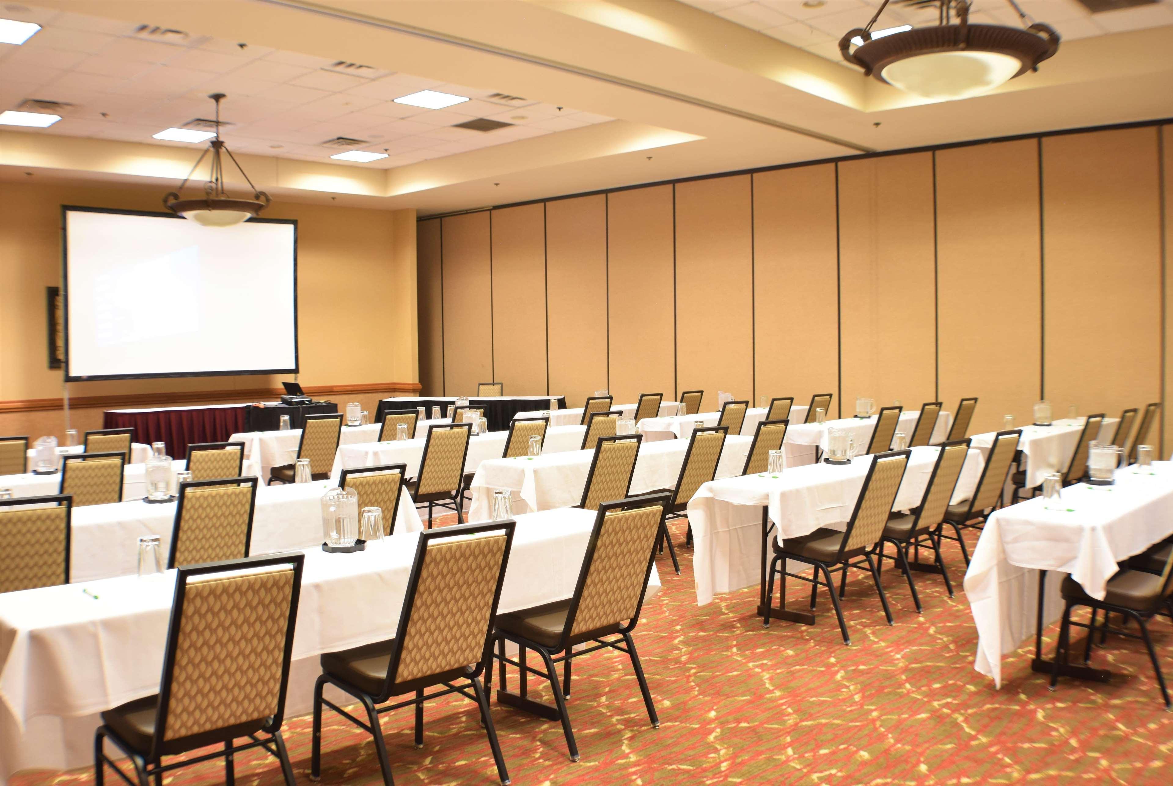 Ramada By Wyndham Sioux Falls Airport - Waterpark Resort & Event Center Ngoại thất bức ảnh