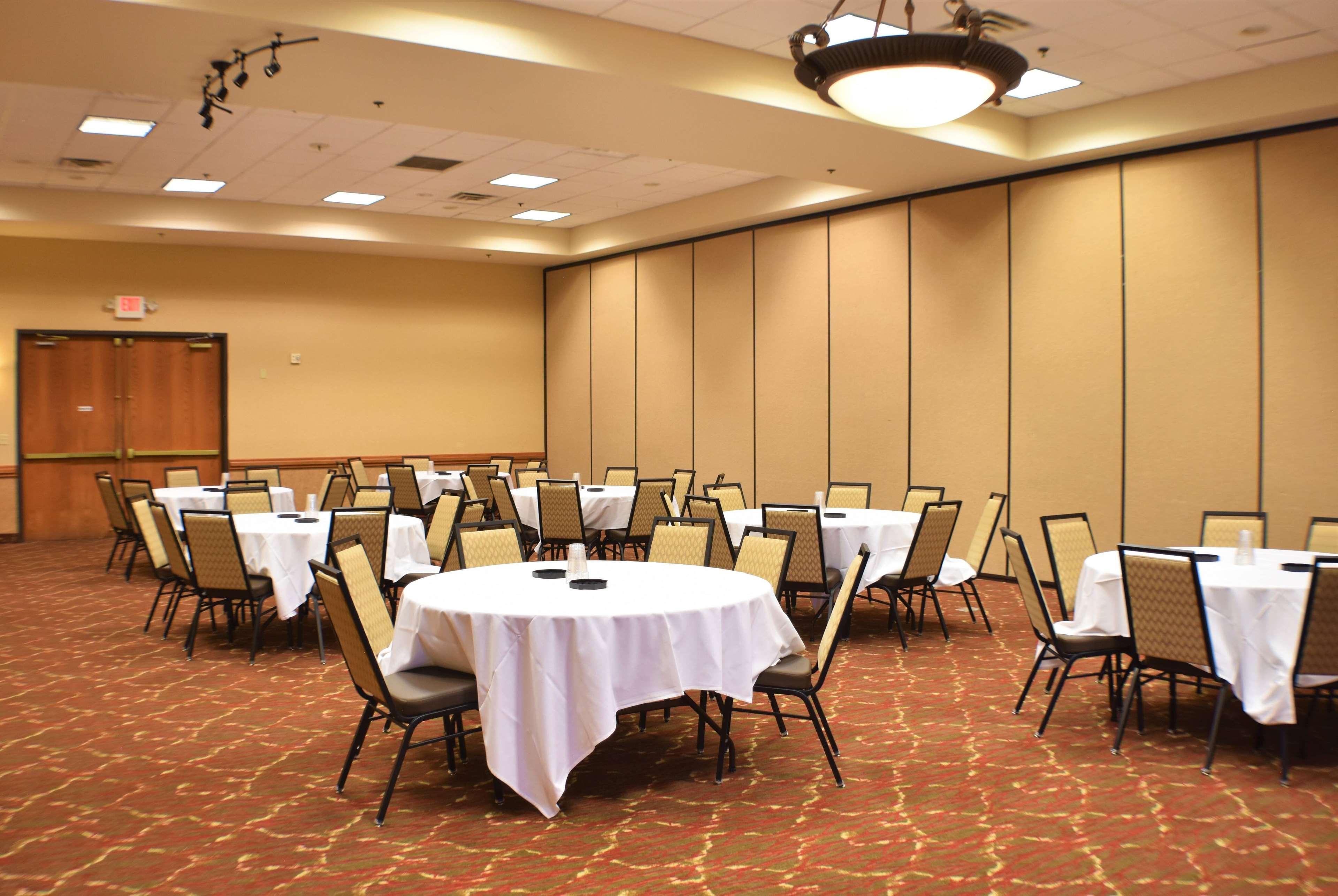 Ramada By Wyndham Sioux Falls Airport - Waterpark Resort & Event Center Ngoại thất bức ảnh